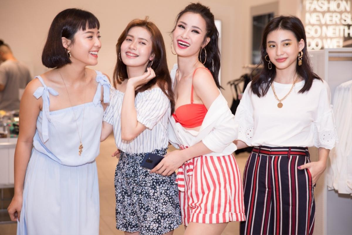 Đông Nhi bày cách mix đồ hè cực chuẩn cùng điện thoại 'thanh xuân' Ảnh 2