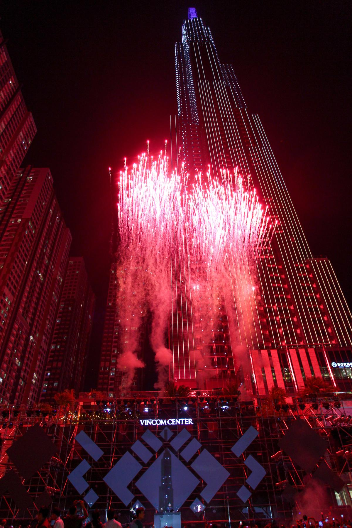 Dàn sao khủng Vbiz hội tụ tại 'Kinh đô ánh sáng' Vincom Center Landmark 81 Ảnh 5