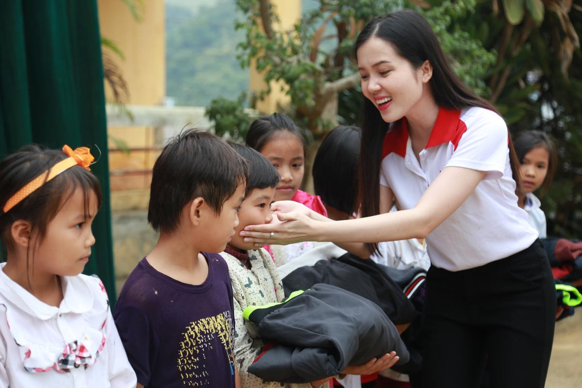 Nữ nhân viên ngân hàng đi thi Hoa hậu: 'Cháy hết mình cho thanh xuân rực rỡ' Ảnh 2