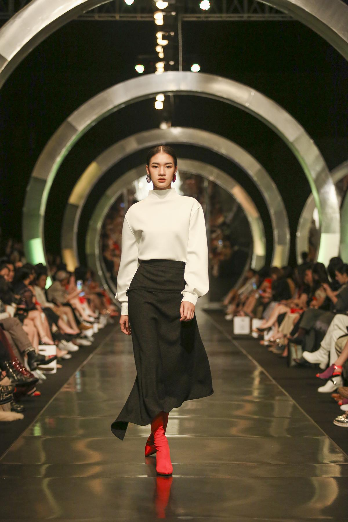 Show IVY moda FW 2018 - Cuộc đối thoại về Vùng đất tương lai Ảnh 4