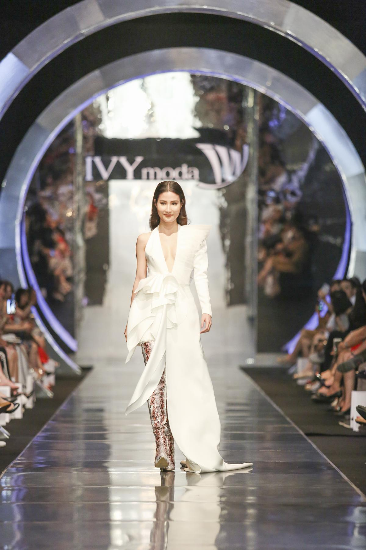 Show IVY moda FW 2018 - Cuộc đối thoại về Vùng đất tương lai Ảnh 8