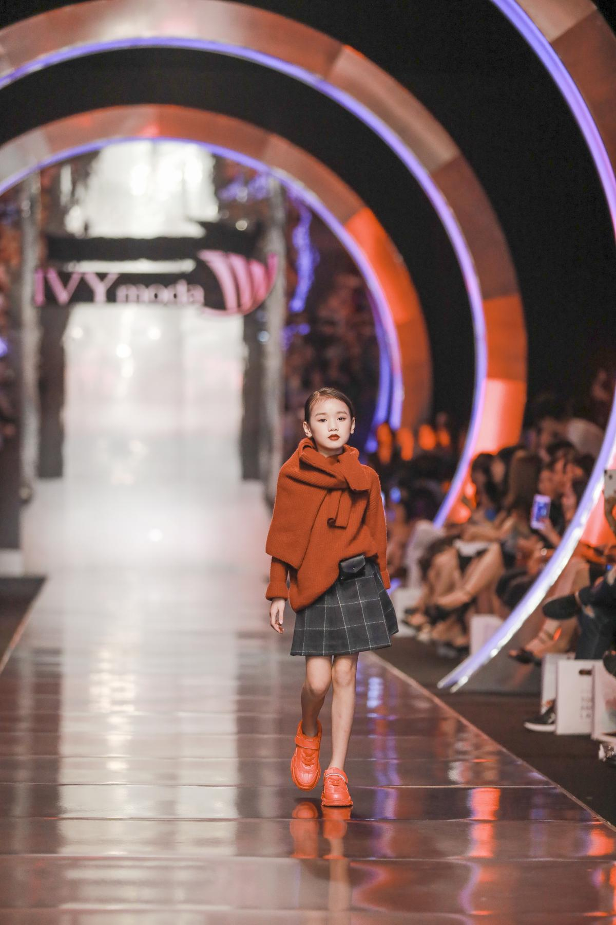 Show IVY moda FW 2018 - Cuộc đối thoại về Vùng đất tương lai Ảnh 1