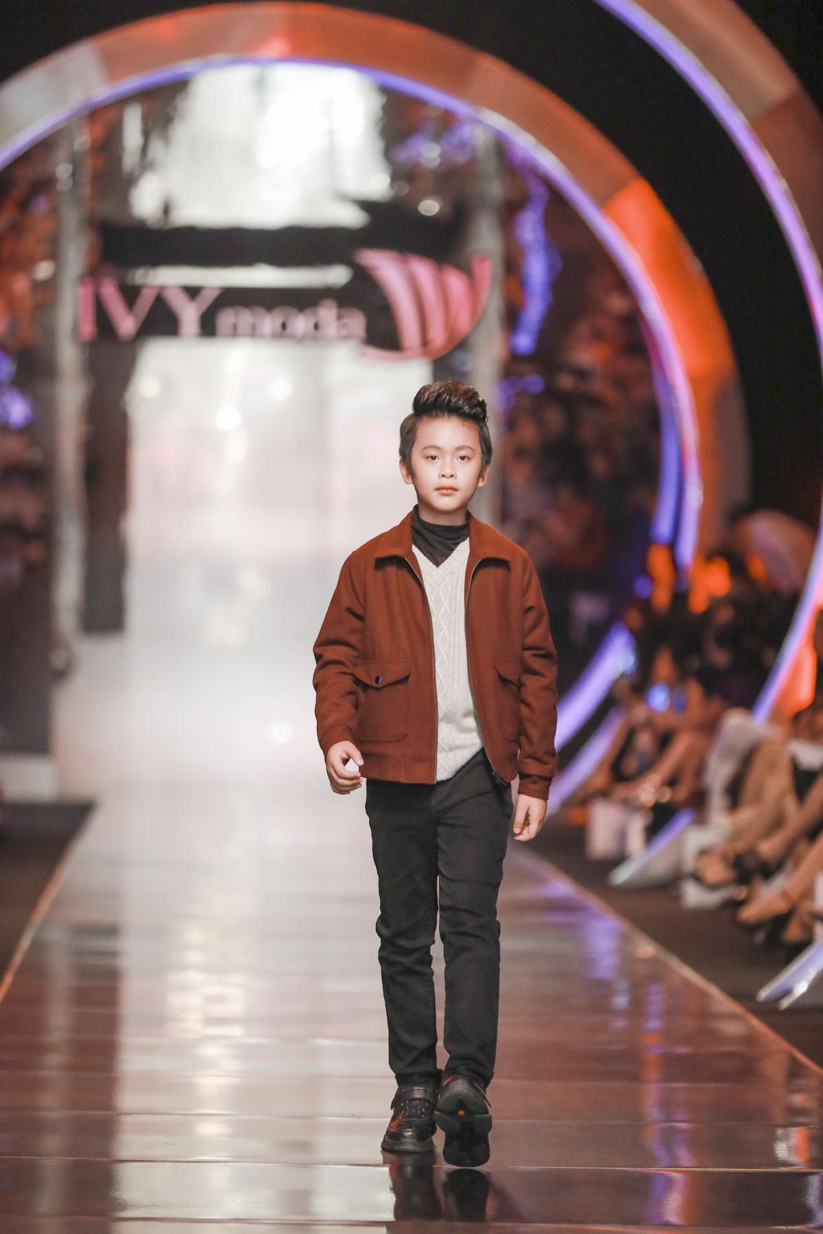 Show IVY moda FW 2018 - Cuộc đối thoại về Vùng đất tương lai Ảnh 6