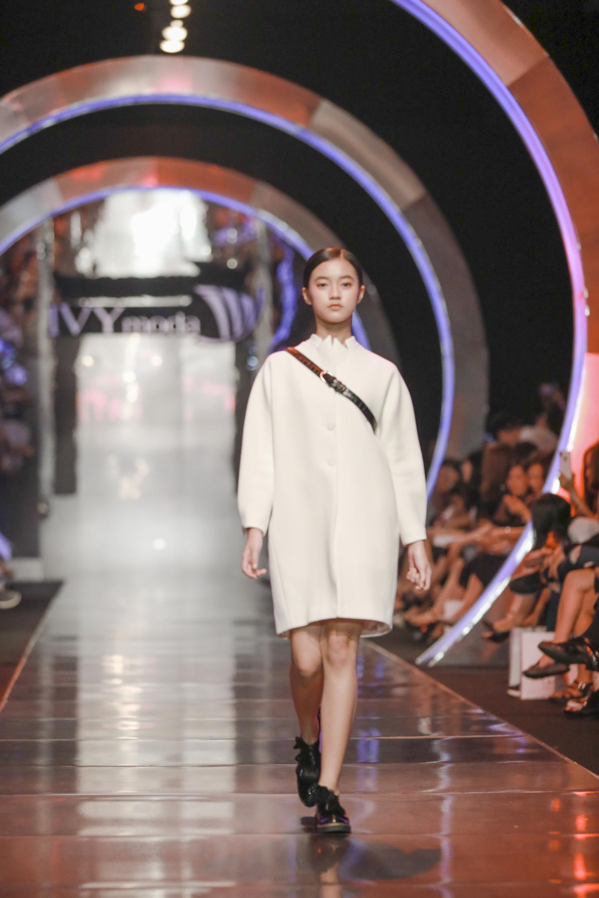 Show IVY moda FW 2018 - Cuộc đối thoại về Vùng đất tương lai Ảnh 7