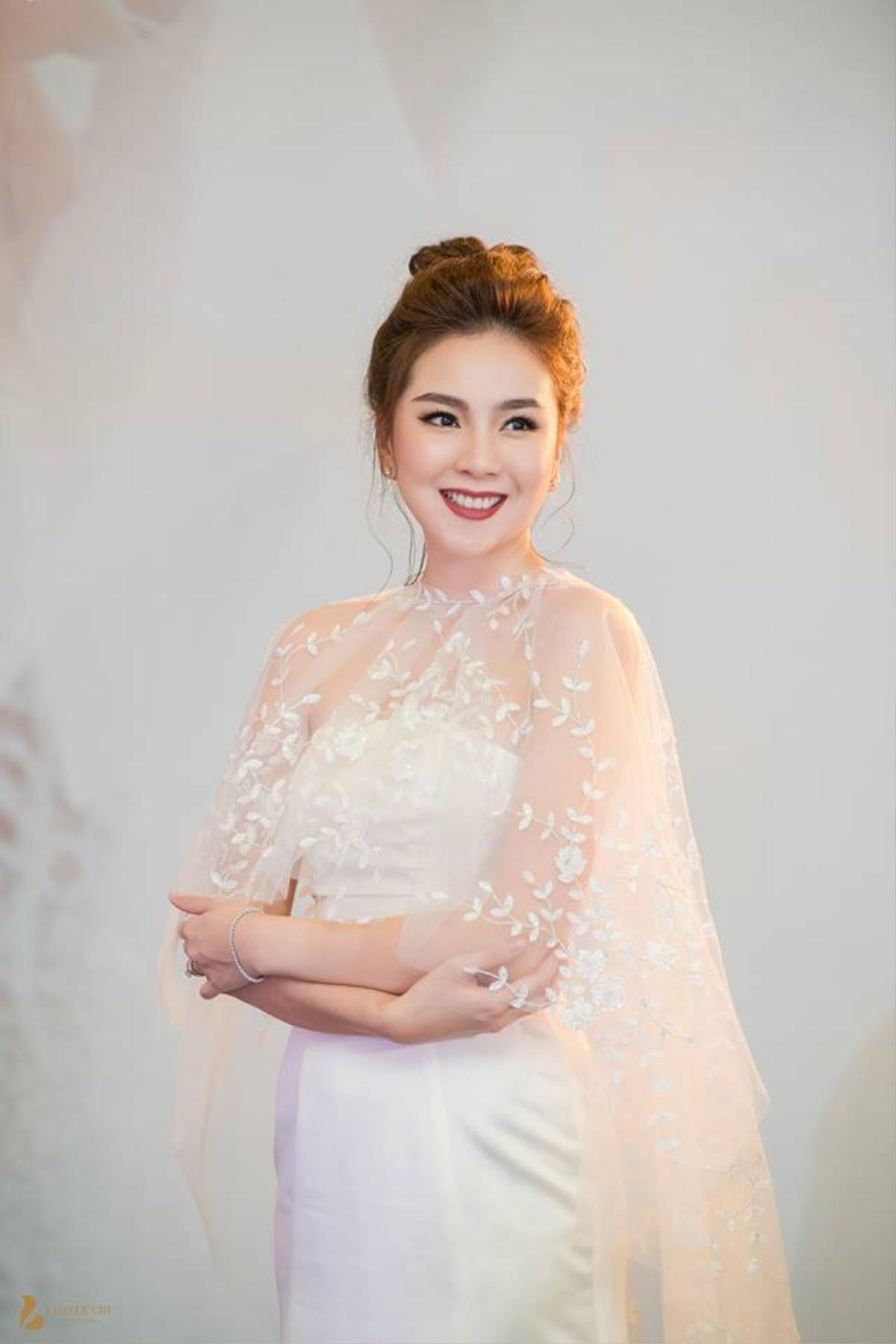 'Cô nàng thời tiết' - MC Mai Ngọc tỏa nắng rạng rỡ khi làm đại sứ thương hiệu Calla Bridal Ảnh 2