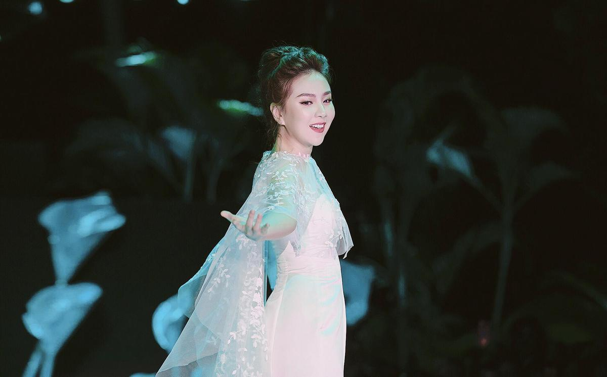 'Cô nàng thời tiết' - MC Mai Ngọc tỏa nắng rạng rỡ khi làm đại sứ thương hiệu Calla Bridal Ảnh 3