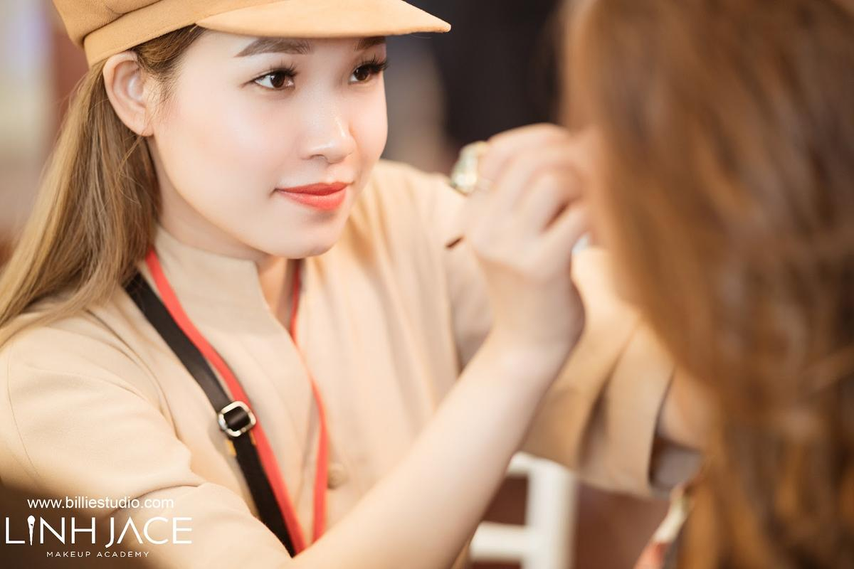 Makeup Artist Linh Jace - Người điểm tô cho những  'đóa Calla' rực rỡ Ảnh 1