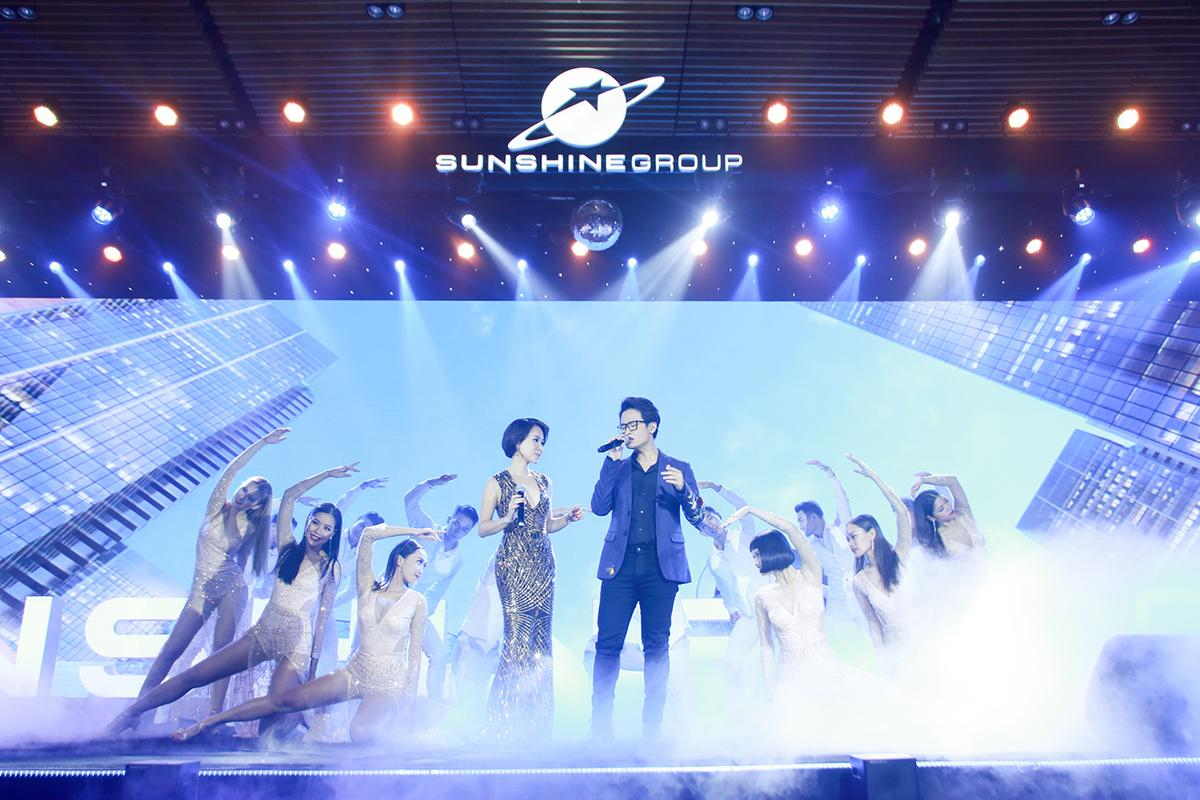 Hà Anh Tuấn 'cháy hết mình' cùng Uyên Linh trong đêm ra mắt hoành tráng của Sunshine Group tại Sài Gòn Ảnh 1