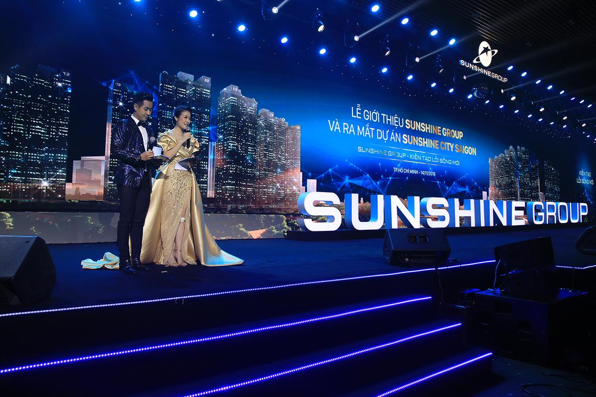 Hà Anh Tuấn 'cháy hết mình' cùng Uyên Linh trong đêm ra mắt hoành tráng của Sunshine Group tại Sài Gòn Ảnh 12