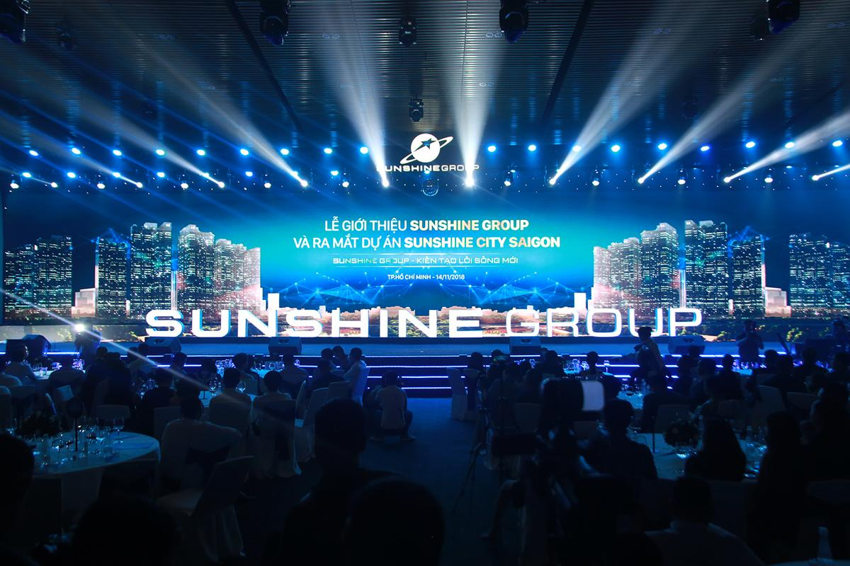 Hà Anh Tuấn 'cháy hết mình' cùng Uyên Linh trong đêm ra mắt hoành tráng của Sunshine Group tại Sài Gòn Ảnh 13