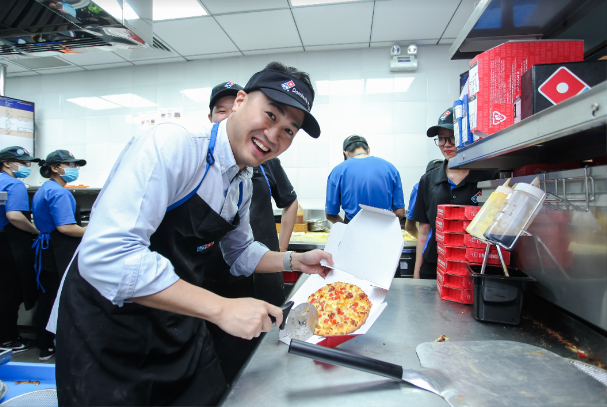 Phillip Nguyễn: Vị khách đặc biệt chào đón thành viên thứ 37 trong gia đình Domino’s Pizza Ảnh 3