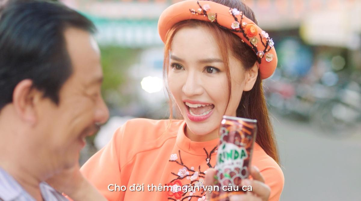 Thánh lầy Bích Phương tái xuất, chốt sổ năm 2018 bằng loạt 'bùa hoà giải' trong MV mới Ảnh 4