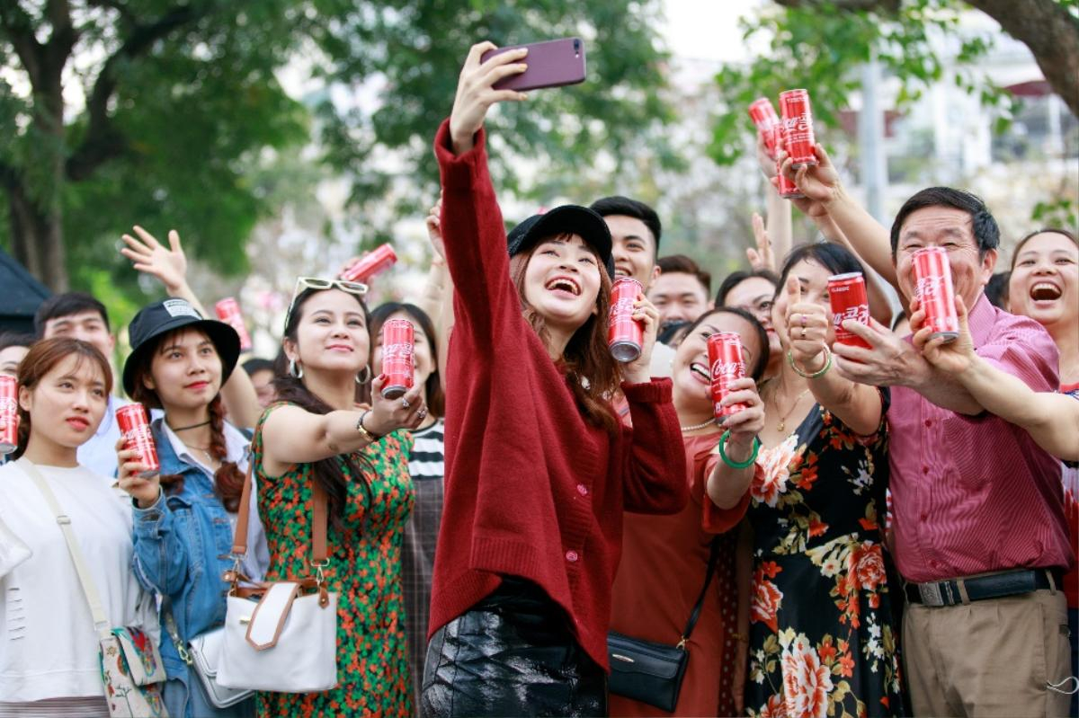 Phiên bản lon Coca-Cola song ngữ lần đầu tiên có mặt tại Việt Nam Ảnh 3