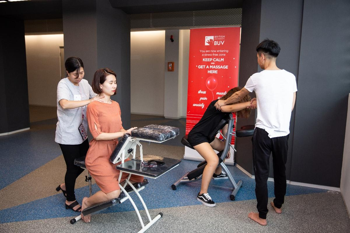 Trường đại học 'nhà người ta': Khu tổ hợp thể thao gym, yoga, bóng đá, bóng rổ cực chất & dịch vụ massage cho sinh viên sau giờ học Ảnh 9