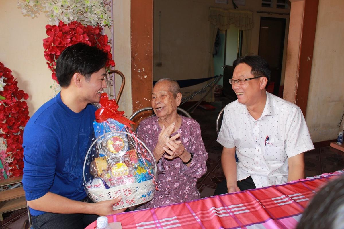 Quý Bình - Tình Quê Hương: Mang Tết ấm cho người khó khăn Ảnh 3