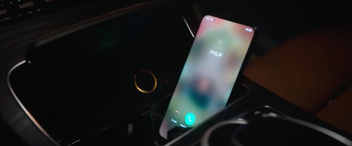 Smartphone OPPO với diện mạo khác biệt xuất hiện trong MV mới nhất của Hương Giang Ảnh 4