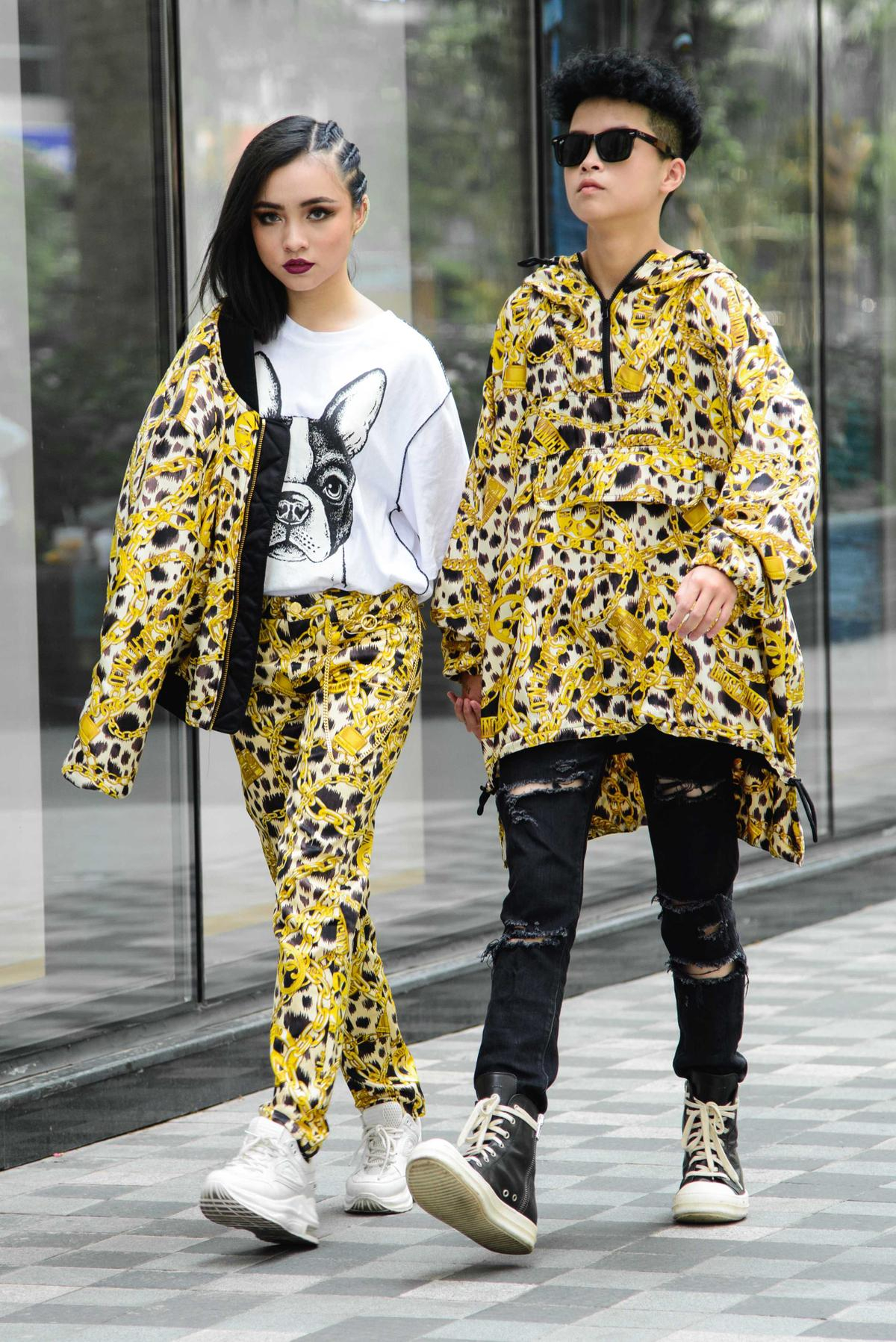 Couple ‘chị em sinh đôi’ tiếp tục thống lĩnh streetstyle ngày 3 của tuần lễ thời trang 2019 Ảnh 1