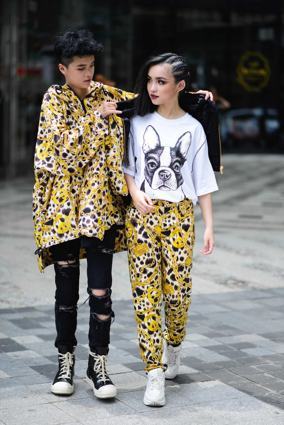 Couple ‘chị em sinh đôi’ tiếp tục thống lĩnh streetstyle ngày 3 của tuần lễ thời trang 2019 Ảnh 2