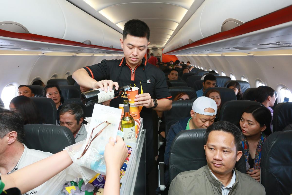 Đại sứ và Tổng lãnh sự Úc mang 'đặc sản' nước mình đến hành khách Jetstar Ảnh 2