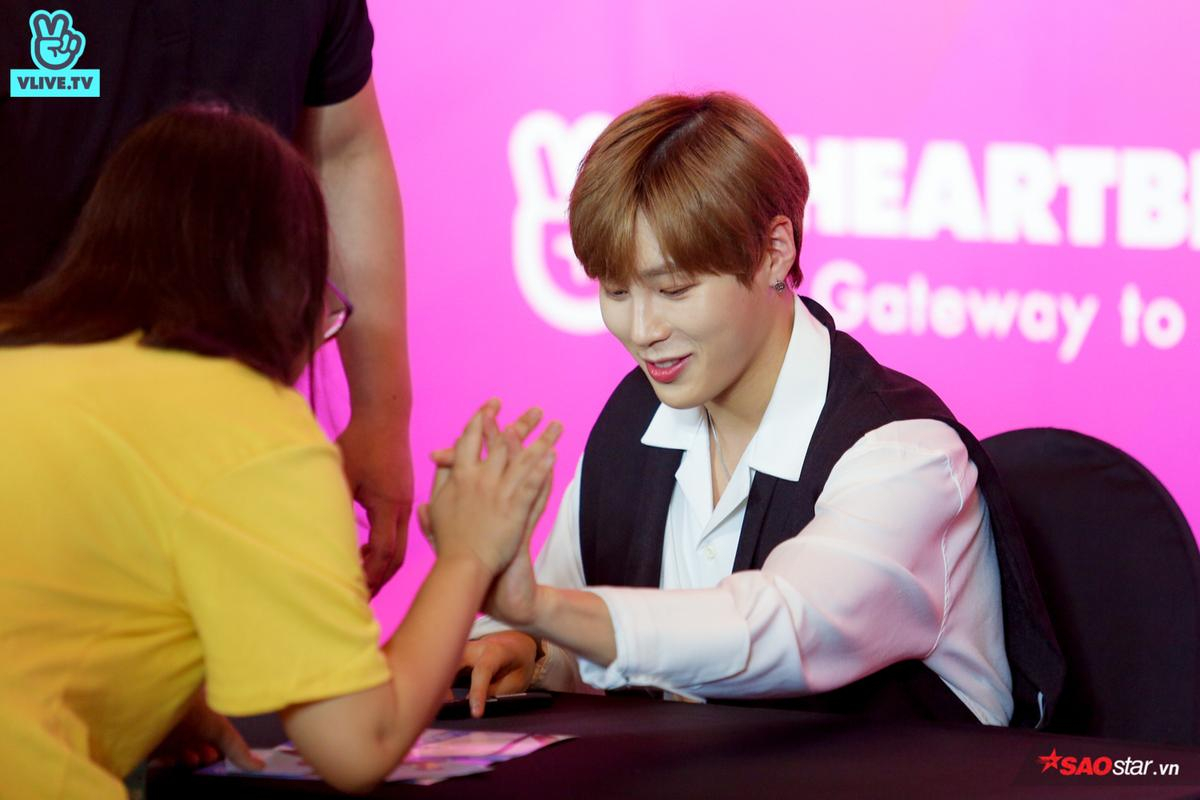 Fansign của Ha SungWoon và KARD tại Việt Nam: Fan không kìm được cảm xúc, khóc đến quỳ sụp khi được gặp thần tượng Ảnh 15