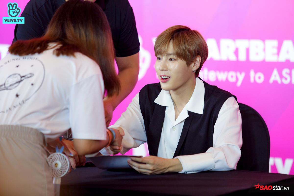 Fansign của Ha SungWoon và KARD tại Việt Nam: Fan không kìm được cảm xúc, khóc đến quỳ sụp khi được gặp thần tượng Ảnh 18