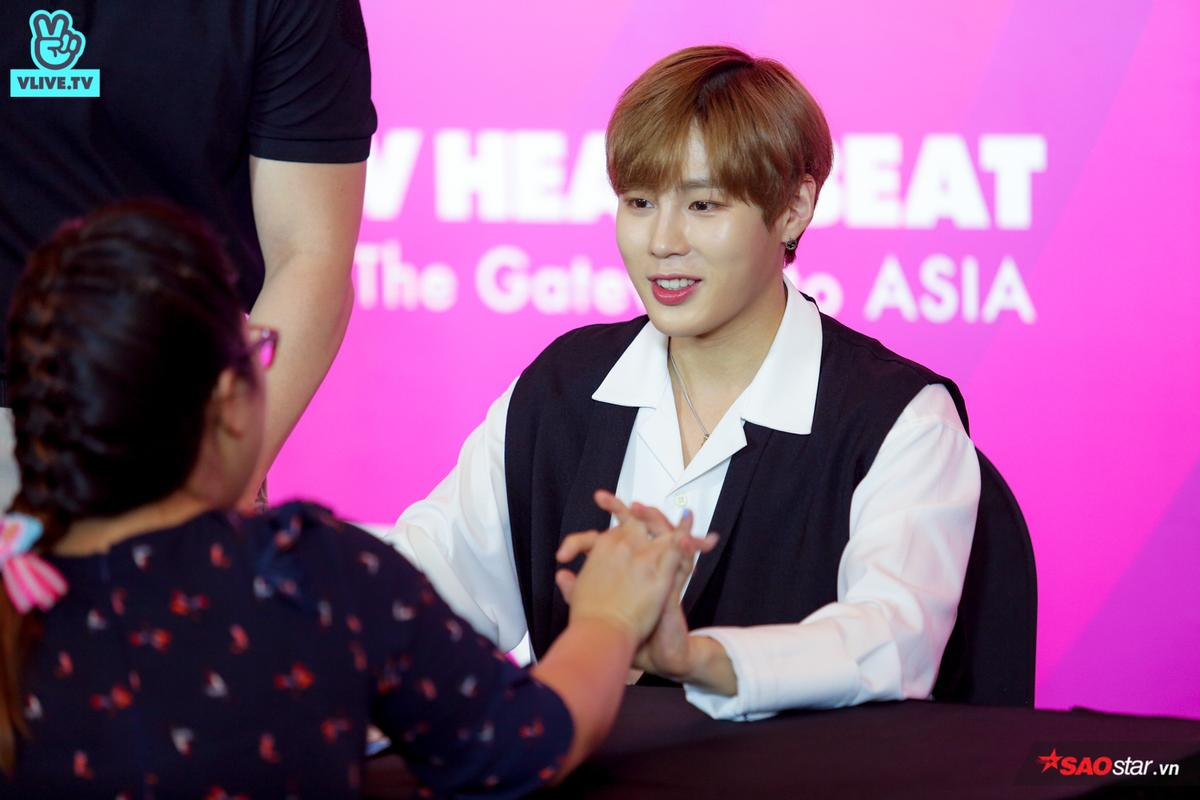 Fansign của Ha SungWoon và KARD tại Việt Nam: Fan không kìm được cảm xúc, khóc đến quỳ sụp khi được gặp thần tượng Ảnh 16