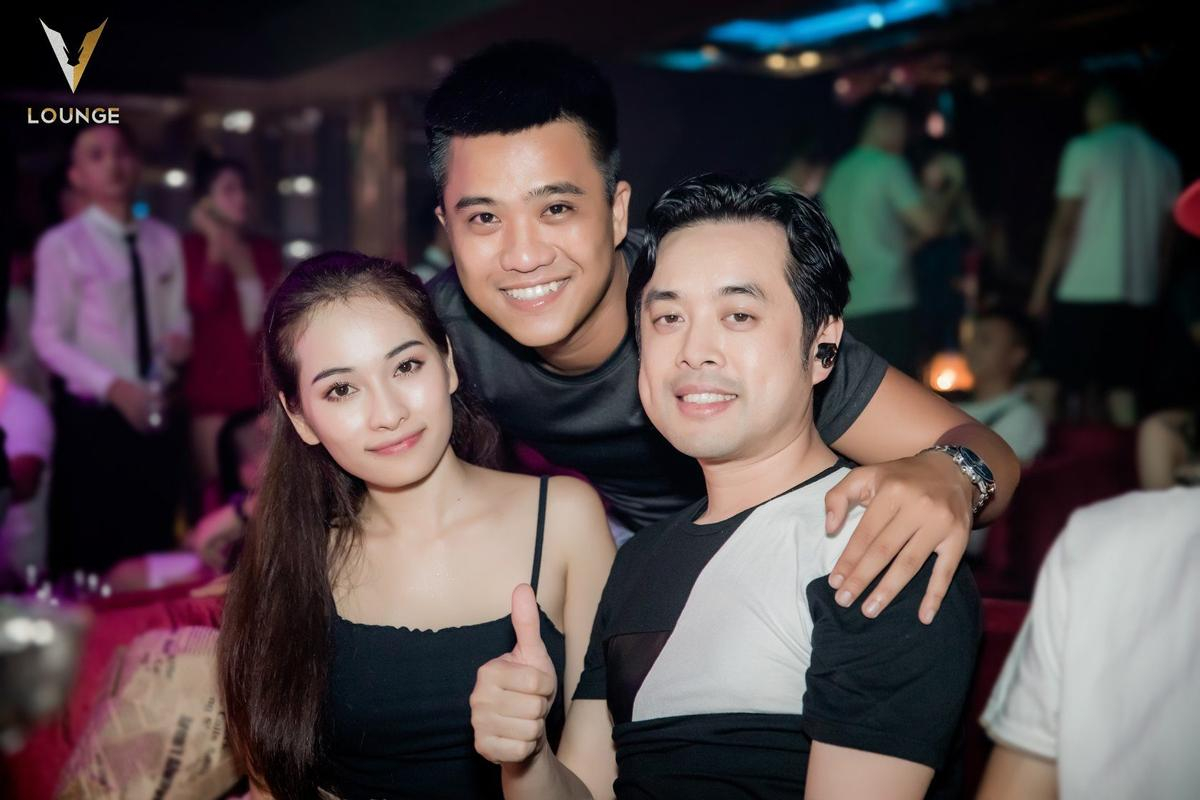 Dương Khắc Linh khóa môi vợ ngọt ngào tại Club Lounge Đà Nẵng sau lễ cưới cổ tích Ảnh 2