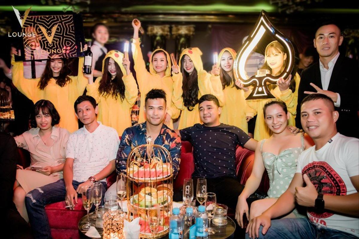 Dương Khắc Linh khóa môi vợ ngọt ngào tại Club Lounge Đà Nẵng sau lễ cưới cổ tích Ảnh 7