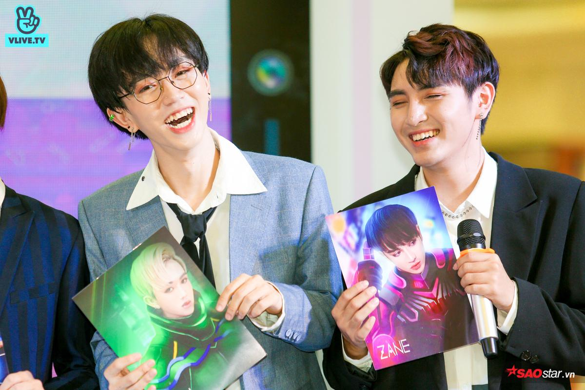 Buổi fansign của Zero 9: Fan từ cười tươi hết cỡ đến xúc động, ôm chặt các thành viên không rời Ảnh 14