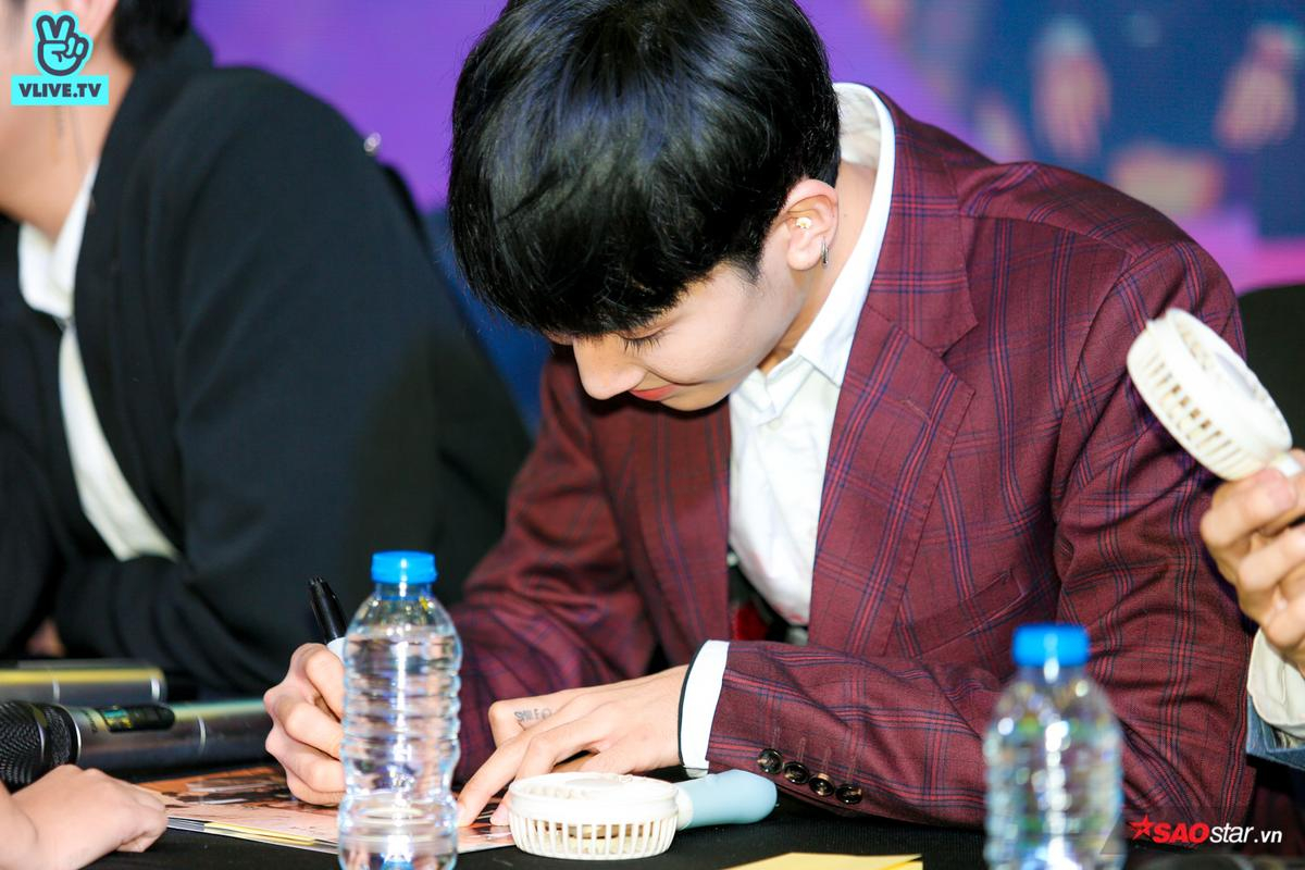 Buổi fansign của Zero 9: Fan từ cười tươi hết cỡ đến xúc động, ôm chặt các thành viên không rời Ảnh 25