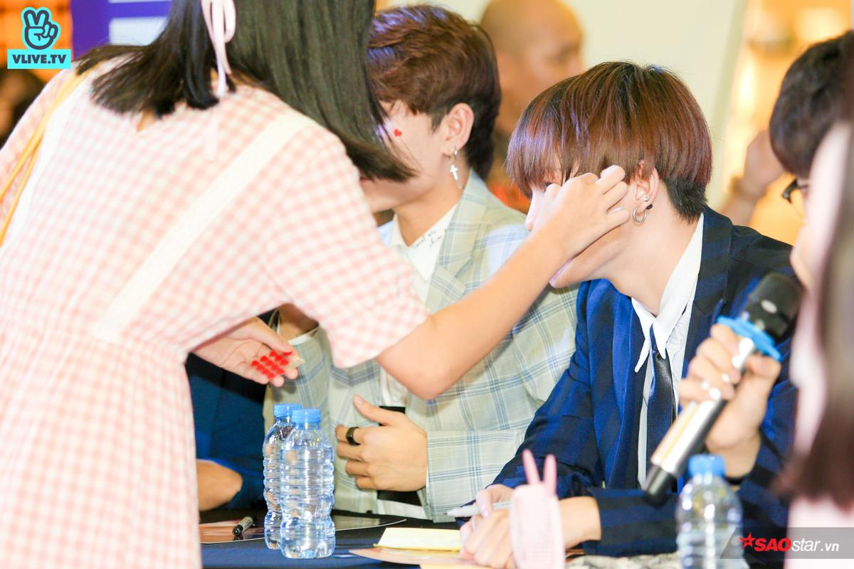 Buổi fansign của Zero 9: Fan từ cười tươi hết cỡ đến xúc động, ôm chặt các thành viên không rời Ảnh 24