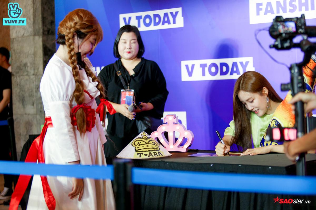 Chuyện gì xảy ra tại fansign V Heartbeat hôm nay: Hyomin đối mặt Annabelle, Kim Jae Joong tới sát fan để có bằng được tấm selfie ưng ý Ảnh 5