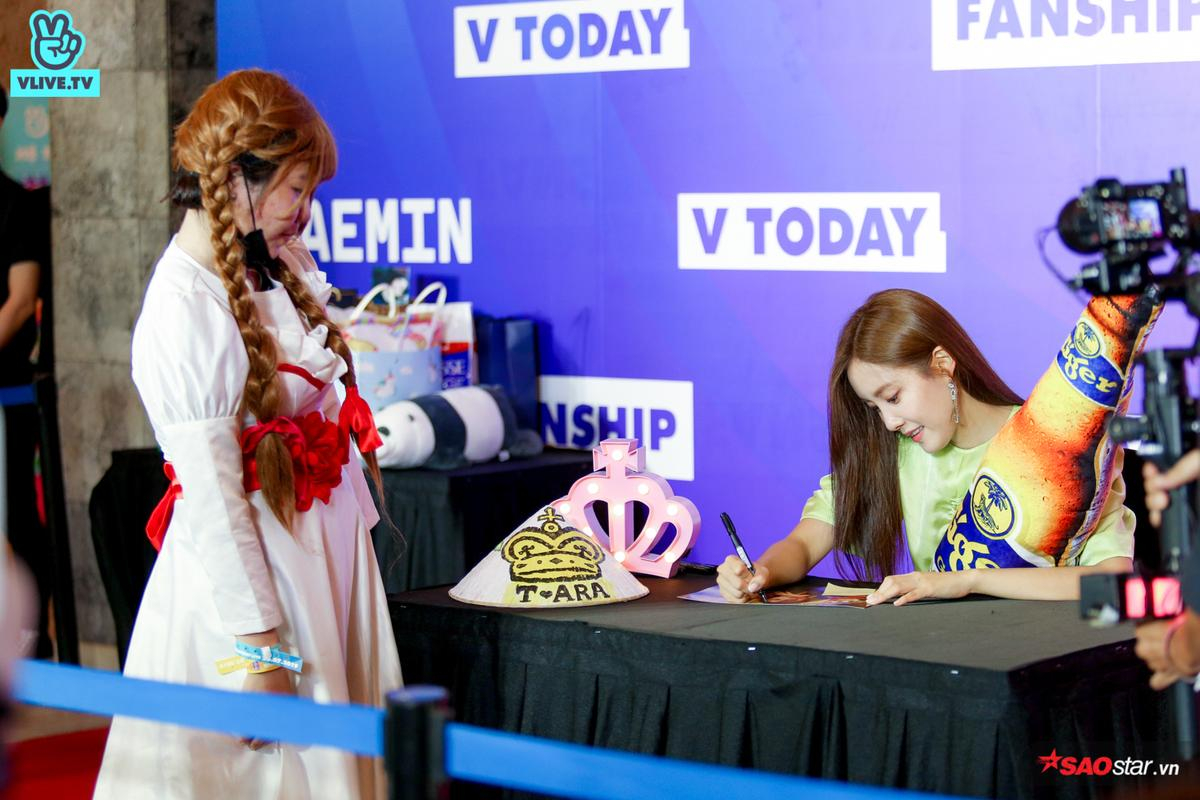 Chuyện gì xảy ra tại fansign V Heartbeat hôm nay: Hyomin đối mặt Annabelle, Kim Jae Joong tới sát fan để có bằng được tấm selfie ưng ý Ảnh 6