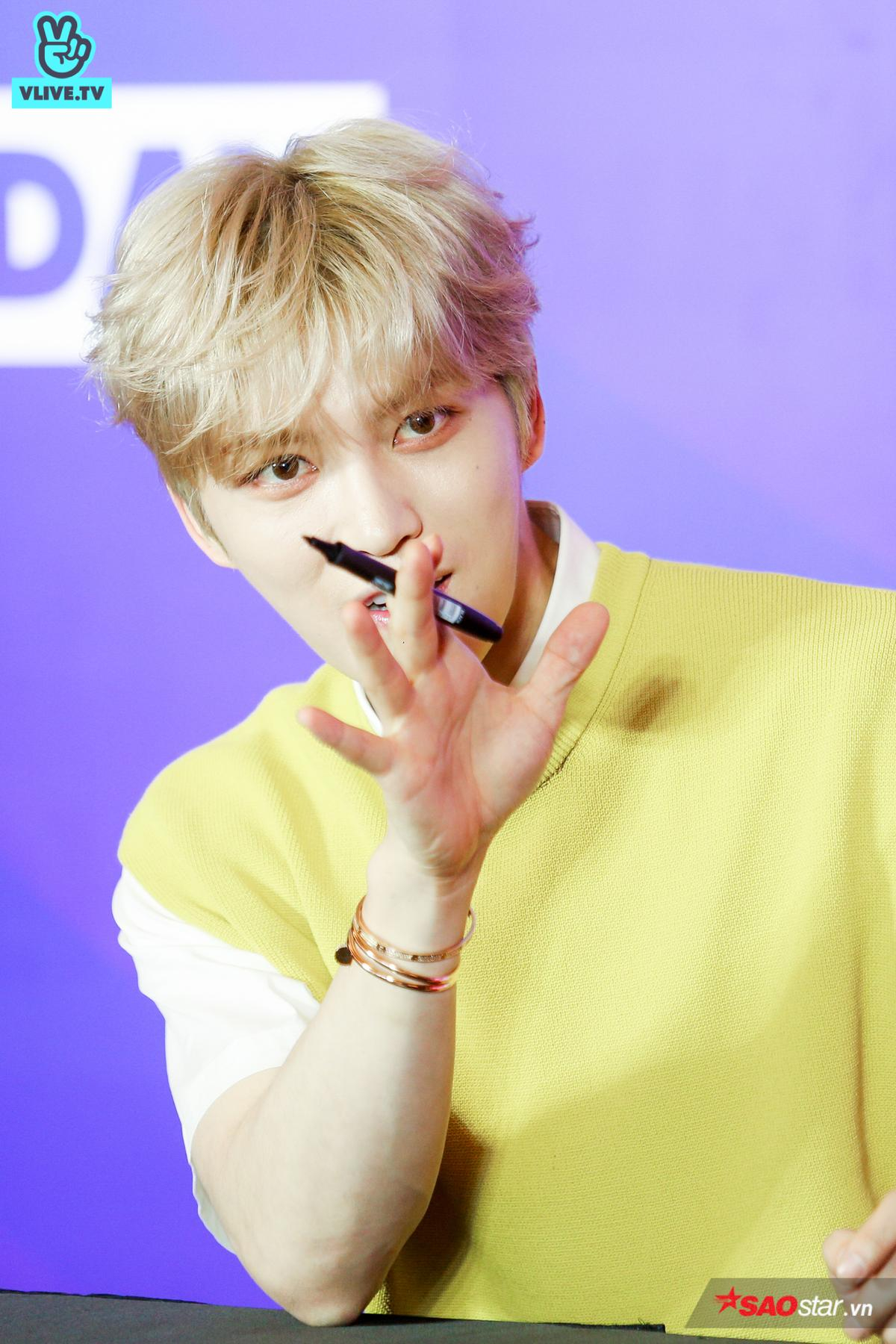 Chuyện gì xảy ra tại fansign V Heartbeat hôm nay: Hyomin đối mặt Annabelle, Kim Jae Joong tới sát fan để có bằng được tấm selfie ưng ý Ảnh 14