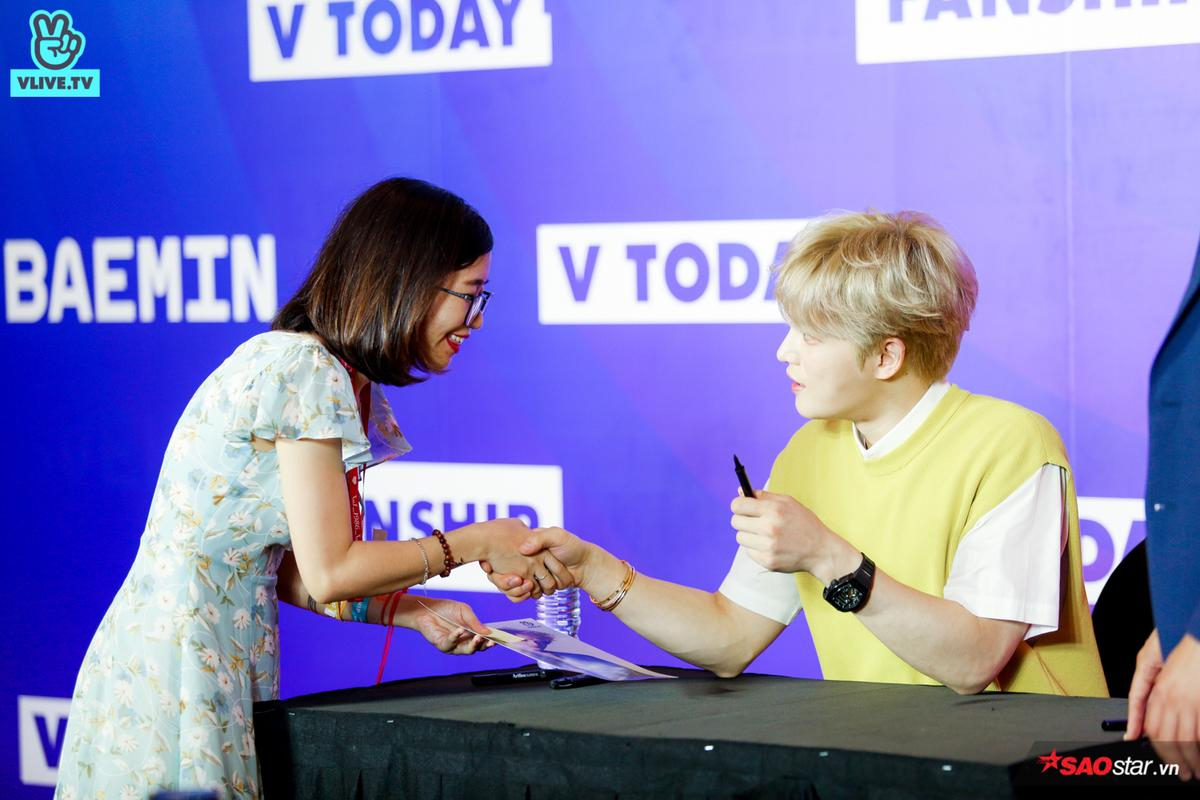 Chuyện gì xảy ra tại fansign V Heartbeat hôm nay: Hyomin đối mặt Annabelle, Kim Jae Joong tới sát fan để có bằng được tấm selfie ưng ý Ảnh 17