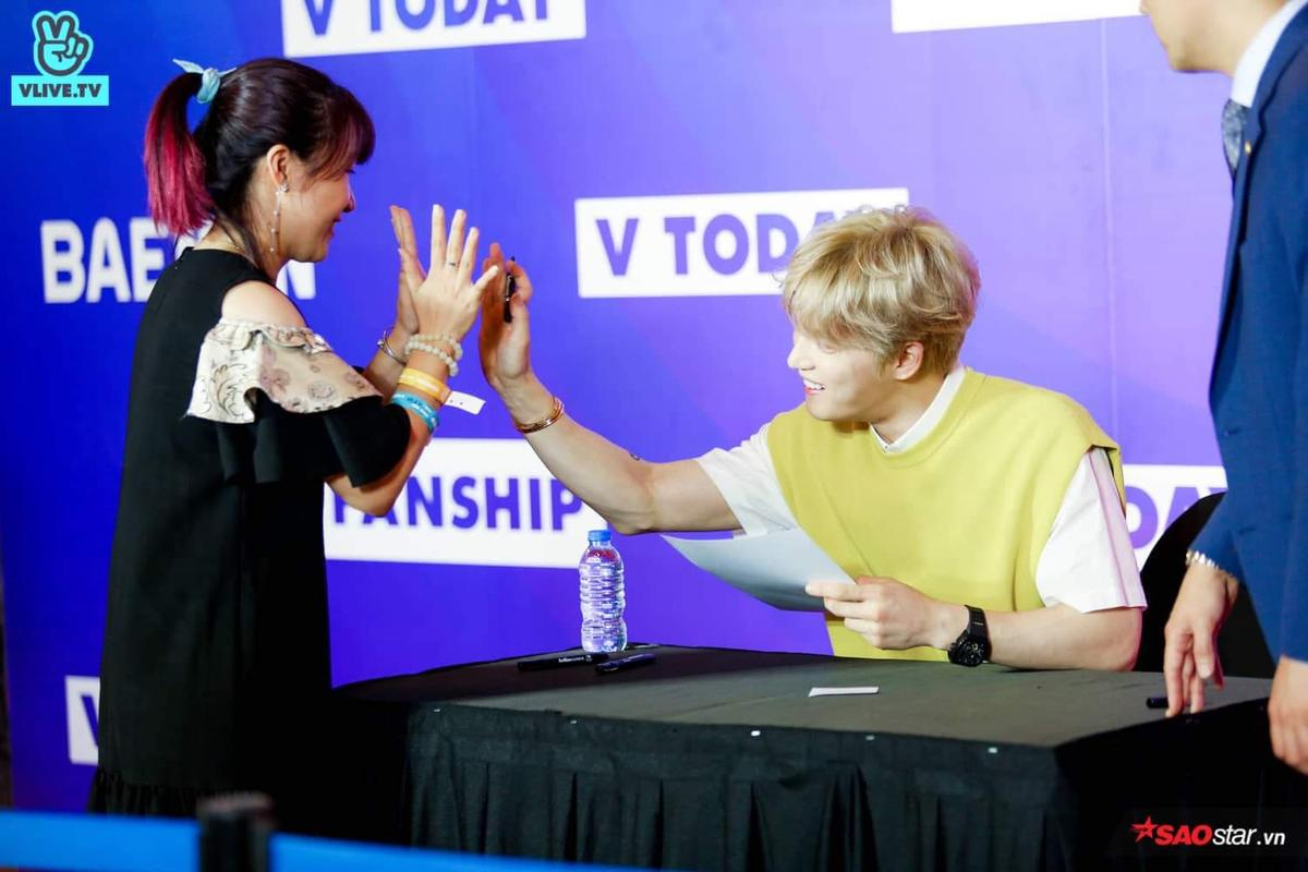 Chuyện gì xảy ra tại fansign V Heartbeat hôm nay: Hyomin đối mặt Annabelle, Kim Jae Joong tới sát fan để có bằng được tấm selfie ưng ý Ảnh 11