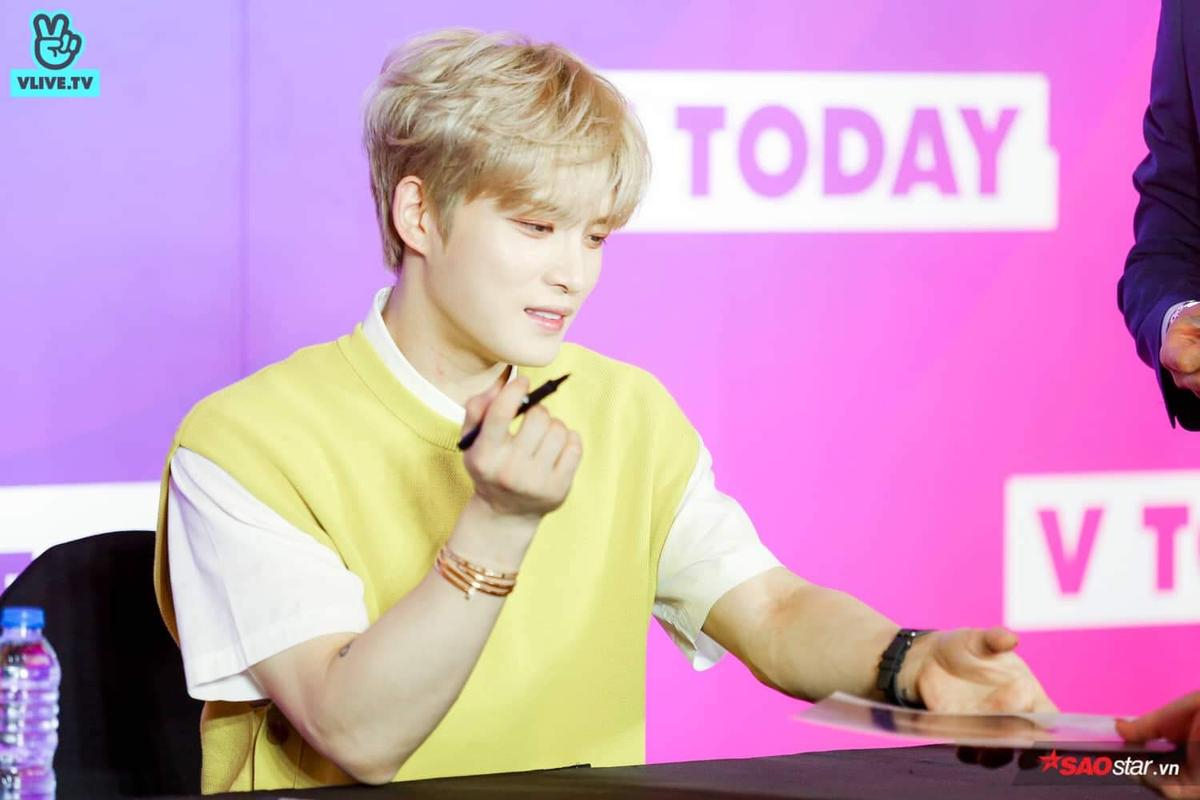 Chuyện gì xảy ra tại fansign V Heartbeat hôm nay: Hyomin đối mặt Annabelle, Kim Jae Joong tới sát fan để có bằng được tấm selfie ưng ý Ảnh 19