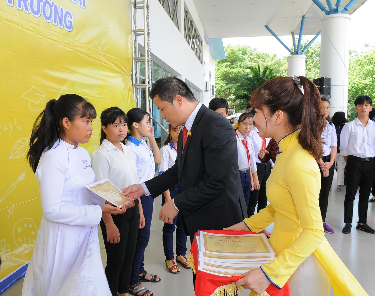 Nam A Bank trao học bổng và tuyên truyền bảo vệ môi trường cho học sinh tỉnh Long An Ảnh 1