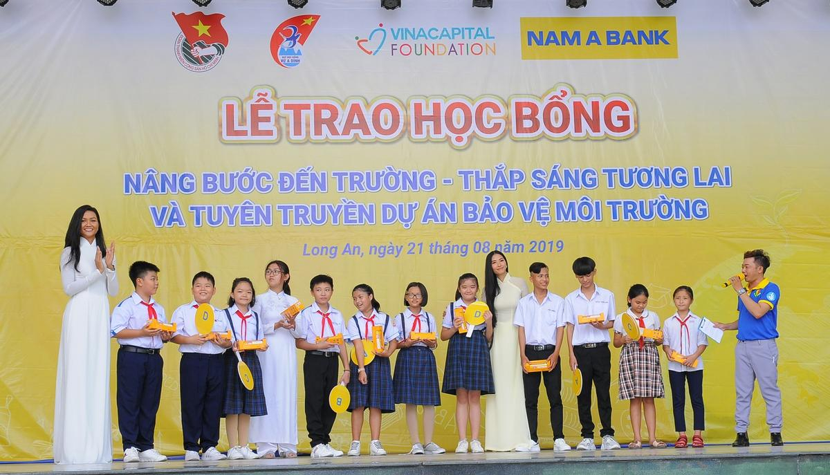 Nam A Bank trao học bổng và tuyên truyền bảo vệ môi trường cho học sinh tỉnh Long An Ảnh 2