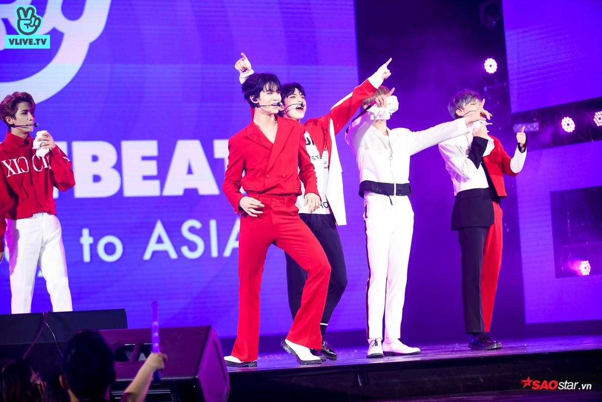 V Heartbeat tháng 8/2019: Tân binh KPop CIX bùng nổ, Chi Pu lái trực thăng đáp xuống sân khấu bắn rap 'điên đảo' khoe hit mới Ảnh 10