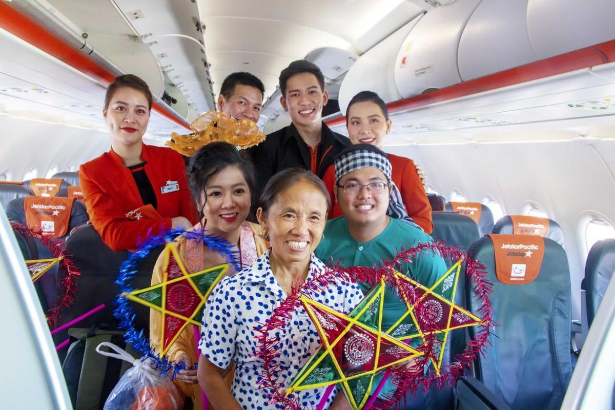 Bắt gặp Bà Tân Vlog mang bánh trung thu siêu to khổng lồ lên máy bay Jetstar Ảnh 10