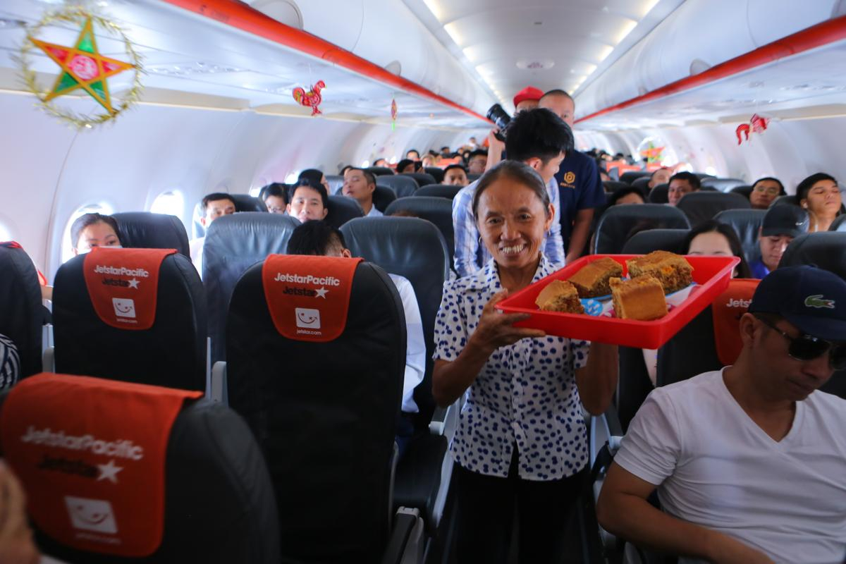 Bắt gặp Bà Tân Vlog mang bánh trung thu siêu to khổng lồ lên máy bay Jetstar Ảnh 4