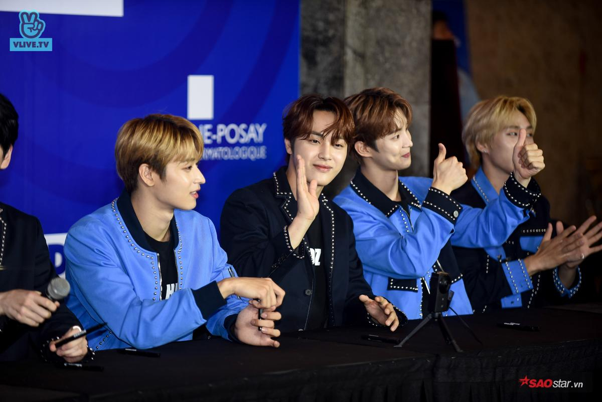 'Búp bê sống' DJ Soda đẹp tựa nữ thần, The Boyz trổ tài nói tiếng Việt chiều fan tại buổi fansign Ảnh 8