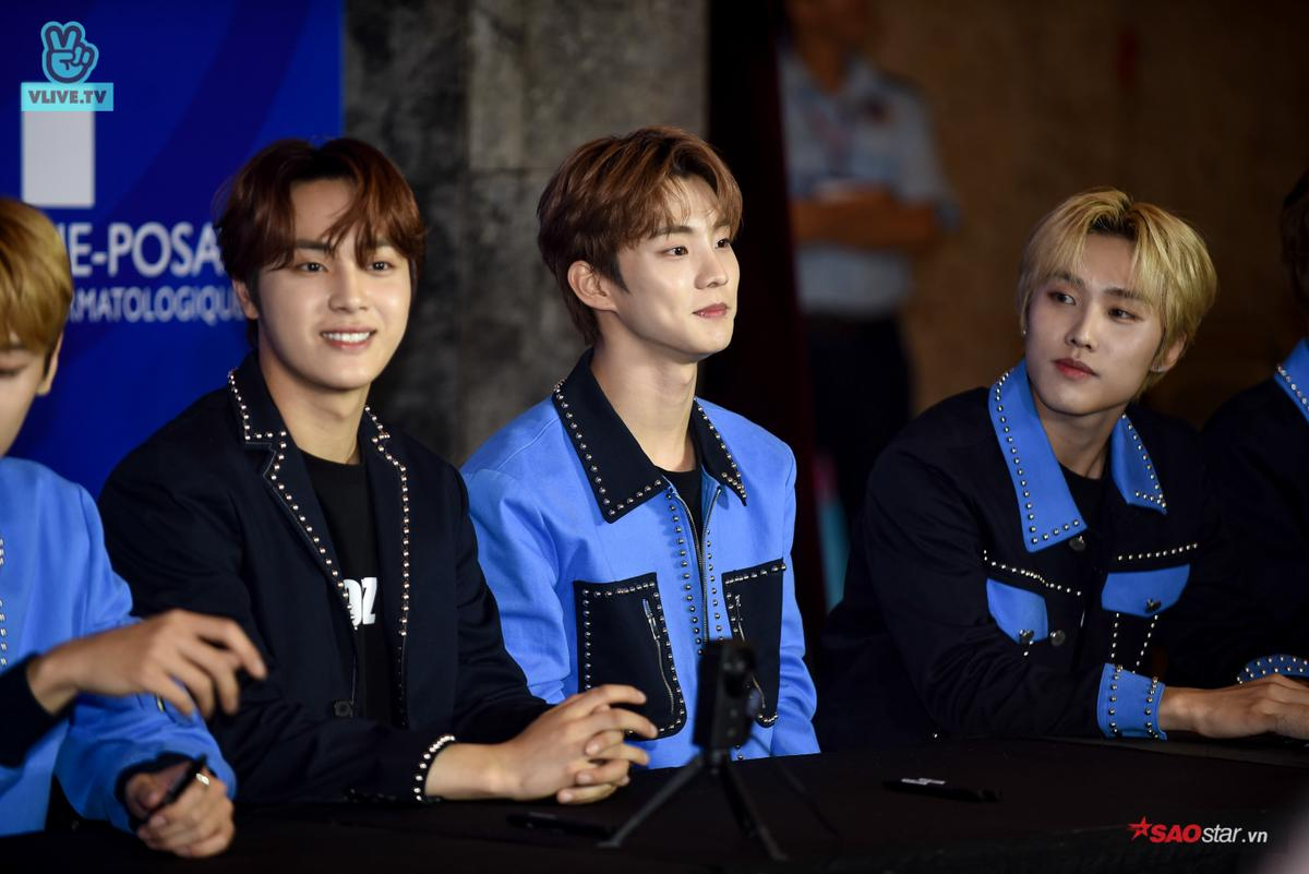 'Búp bê sống' DJ Soda đẹp tựa nữ thần, The Boyz trổ tài nói tiếng Việt chiều fan tại buổi fansign Ảnh 7