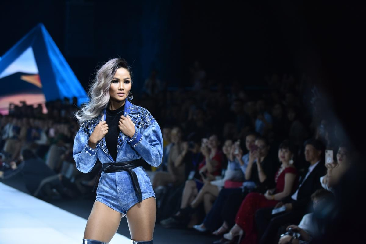 Vietnam International Fashion Week 2019: Sự trở lại đầy ấn tượng của nhà tạo mẫu tóc Leslie Đỗ Ảnh 2