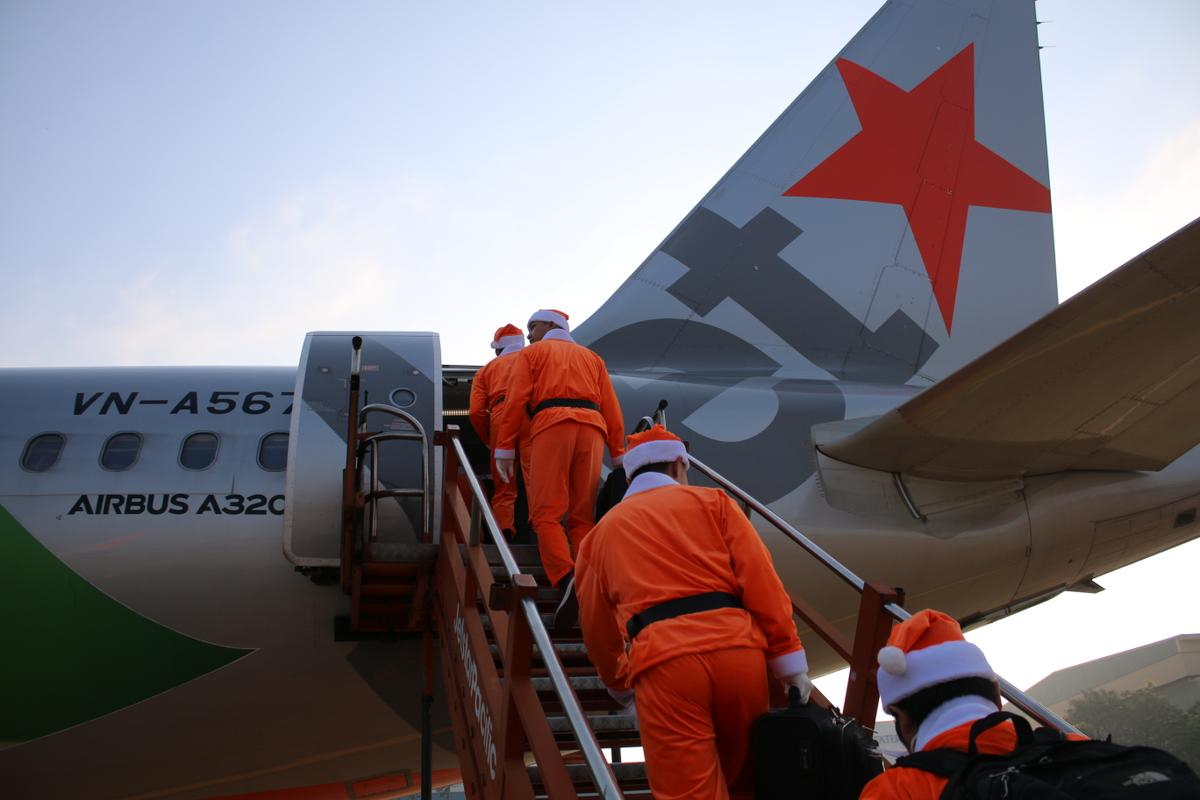 Đón giáng sinh trên trời cùng dàn ông già Noel toàn nam thần từ Jetstar Ảnh 1