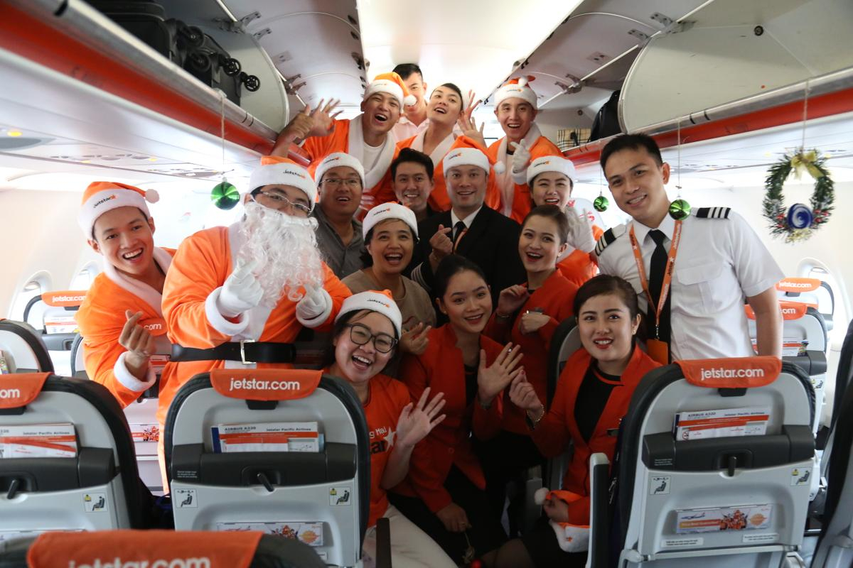 Đón giáng sinh trên trời cùng dàn ông già Noel toàn nam thần từ Jetstar Ảnh 10