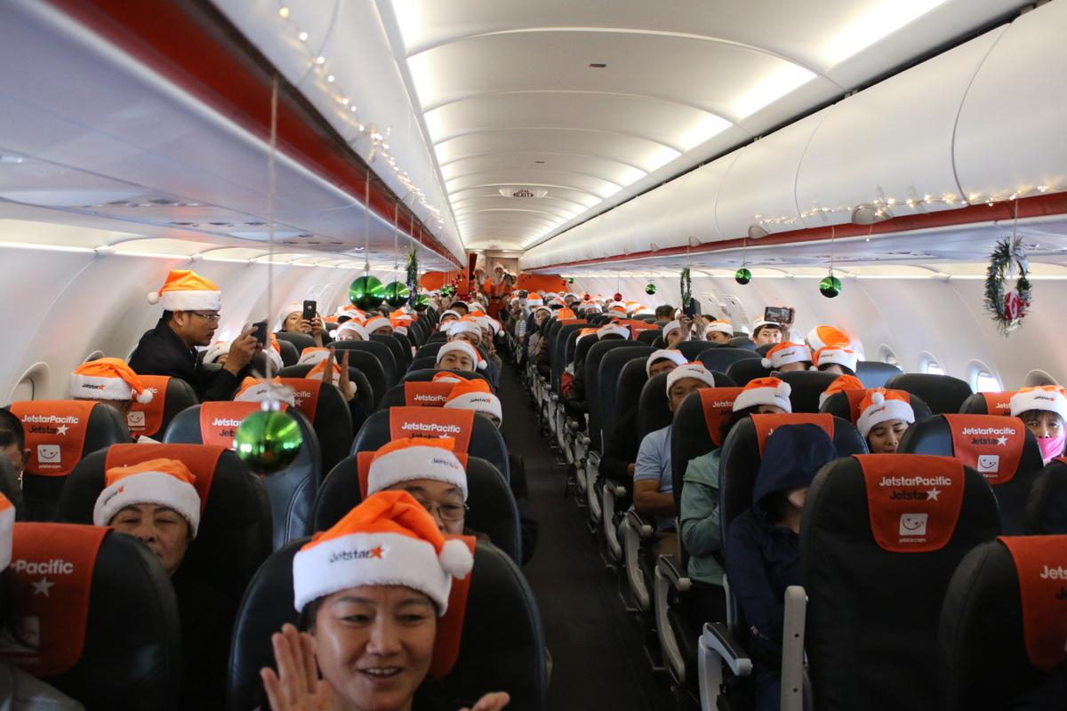 Đón giáng sinh trên trời cùng dàn ông già Noel toàn nam thần từ Jetstar Ảnh 9