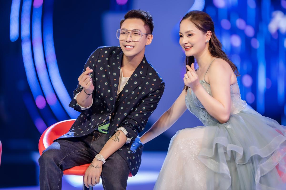 Hoàng Ku mang tới 7 bộ cánh 'chặt chém' trên ghế nóng show mới Ảnh 6