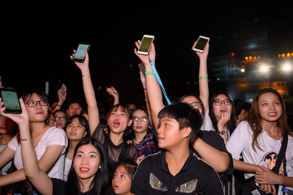 Khép lại một năm thăng hoa, Hoàng Thùy Linh dành tặng FC huy hiệu 'fan cứng' Ảnh 5